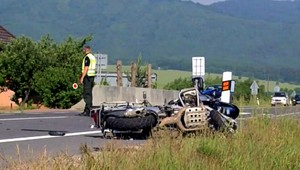 Vážna nehoda pri Žiari nad Hronom. Vodička nedala prednosť motorkárovi