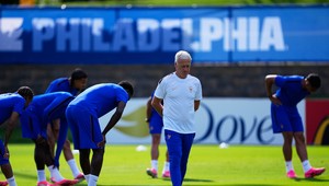 Tréner Deschamps sa kvôli úmrtiu matky vracia do Francúzska, v piatkovom zápase proti Nórsku tím nepovedie