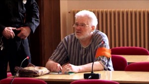 Policajti zadržali Cuppera v krčme. Tvrdil, že sledovací náramok zabudol v chatke