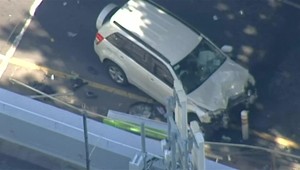 Muža, ktorý vrazil autom do chodcov, obvinili z vraždy