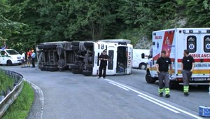 Kamión zablokoval priechod Šturec, pod návesom skončilo auto