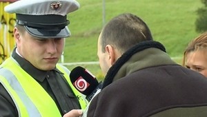 Opilec (41) vyvádzal v okolí Levíc. Rozbíjal, kradol, ničil autá