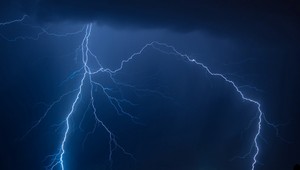 Manželia prežili zásah bleskom, paralyzoval ich