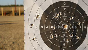 Žena na strelnici obrátila zbraň proti sebe. Tragédia pripomína smrť známeho herca