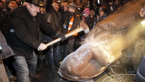 Demonštrácia na Ukrajine. Socha Lenina padla k zemi