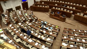 Poslanci si platy nezmrazili. Od nového roka si prilepšia o viac ako 1000 eur