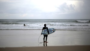 Mladík ušiel z väzenia na ostrove vďaka surfu a lopate