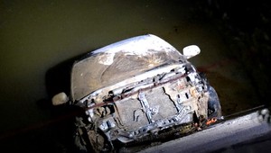 VIDEO: Hasiči pri Váhu zasahovali niekoľko hodín, z kanála vytiahli dve autá