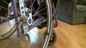 Syn dobil do bezvedomia svoju mamu na vozíčku. Mal sa o ňu pritom starať