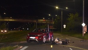 Smrteľná nehoda: Motorkár sa zrazil s osobným autom