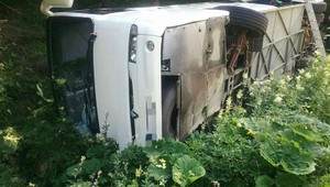 Nehoda nákladného auta a autobusu si vyžiadala 19 obetí