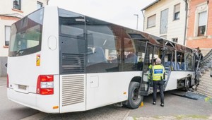 Školský autobus narazil do domu. Sedelo v ňom 30 detí