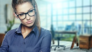 Hnevá vás, že vyzeráte staršie? Vyhnite sa módnym chybám, ktoré vám pridávajú vek