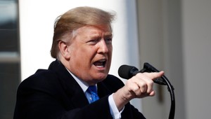 ONLINE: Ďalšou, už piatou, obeťou demonštrácii v Kapitole je policajt, Trump uznal Bidena za nového prezidenta