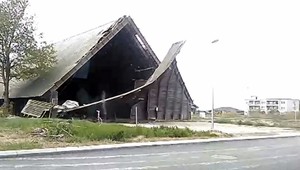 VIDEO: Silný vietor zničil fasádu budovy v rodinnej zástavbe