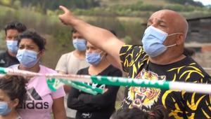 Päť detí z rómskej osady skončilo po úteku z karantény s modrinami, údajne po bitke od policajta