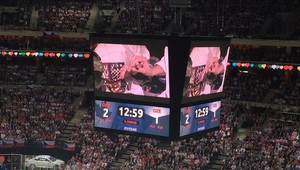 Zásnuby počas zápasu MS v hokeji. V Prahe burácali tribúny