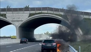 VIDEO: Na R7 začalo horieť auto, platia viaceré dopravné obmedzenia