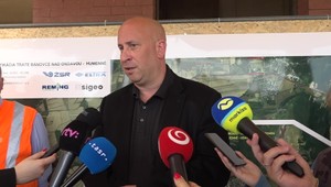 Minister Ráž si bol pozrieť práce na železnici. Východniarov ale bolí hlava z nedokončenej diaľnice