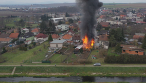 Rozsiahly požiar prístavby rodinného domu: Plamene ohrozili aj susedné domy