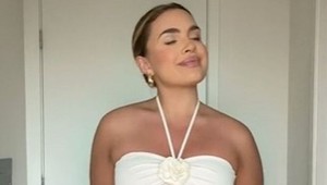 Anna sa pochválila novými letnými šatami, ľudia ju vysmiali: Vyzeráš v nich príšerne, radšej ich vráť!