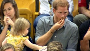 VIDEO: Dievčatko kradlo pukance princovi Harrymu