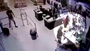 VIDEO: V Komárne zákazník napadol predavačku. Problémom bolo rúško, ktoré nemal na tvári