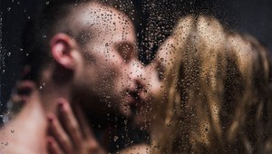 Žena našla svojho priateľa v sprche s inou, sokyňu ťažko zranila