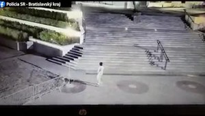 Nahý muž sa prechádzal ulicami nočnej Bratislavy. Jediné, čo si zakryl, bola hlava