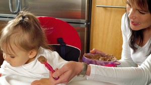 Jablkové pyré naložila dcérke na tanier a... V ňom chrobáky!