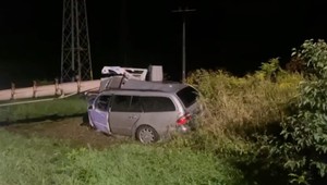 Vodič dostal šmyk a narazil do elektrického stĺpu. Šofér utrpel ľahké zranenia