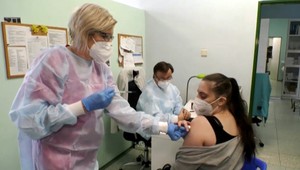 Na Slovensku sa začalo očkovať kombináciou vakcín