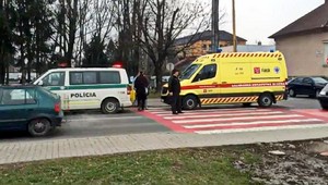 Šoférka zrazila ľudí na priechode, tí sa jej zastávajú