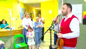 Ondrej Kandráč rozdával s rodinou na onkológii radosť