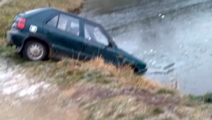 Z  jazera vyťahovali osobné auto, žena v ňom nafúkala takmer 3 promile