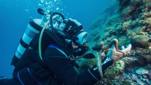 Potápač, ktorý pomáhal zachraňovať chlapcov z thajskej jaskyni, uviazol v podzemí
