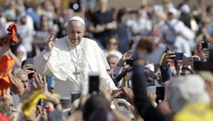 Pápež František daroval 500 000 dolárov pre migrantov