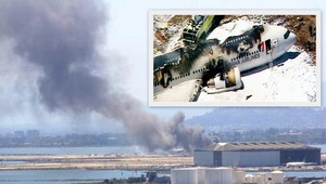 Lietadlo s vyše 300 ľudmi nezvládlo pristávanie, rozlomilo sa