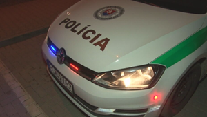 Pri autobusovej stanici v Brezovej pod Bradlom našli ľudské telo bez známok života