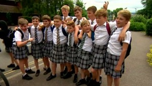 Keď im zakázali šortky, obliekli si sukne. Školáci sa vynašli po svojom