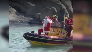 VIDEO: Kuriózna nehoda Santa Clausa. Smiali sa mu aj jeho pomocníci