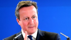 Cameron vyzýva k boju proti teroristom, humanitárna pomoc nestačí