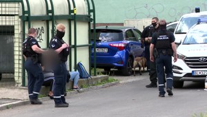 Dve ženy chceli predať drogy. Keď zaregistrovali policajtov, rozhádzali ich po okolí