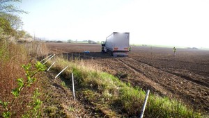 Na R1 zišiel kamión z cesty a skončil v poli. Nehoda si vyžiadala jednu obeť