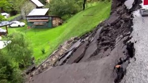 FOTO: Cesta sa prepadla rovno do dvora domu. Rodine sa naskytol hrozivý pohľad