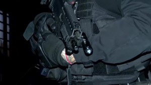 Známy naháč z Nitry opäť v problémoch s políciou. Zasahovať musel aj vyjednávač