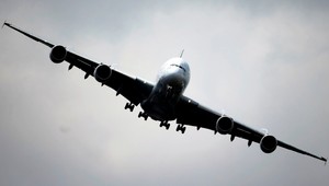 V lietadle prasklo potrubie, zo stropu tiekla voda