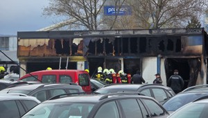 Rozsiahly požiar v Bratislave: Autobazár zachvátili plamene