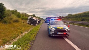 Kamión zišiel z diaľnice a skončil mimo cesty: Vodiča našli pod návesom bez známok života