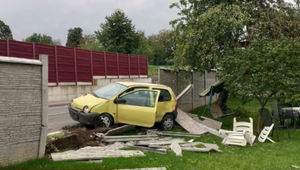 Autom vyletela z cesty a skončila v záhrade. Rodinu neochránil ani betónový plot